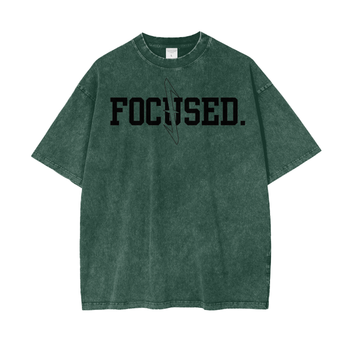 Camiseta verde lavada con logo FOCUSED. negro