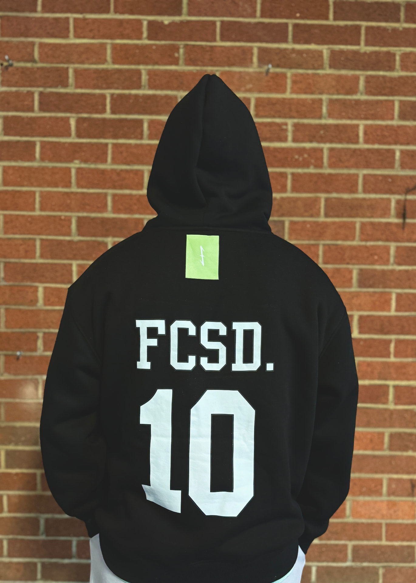Sudadera negra FOCUSED. 10, detalle de espalda