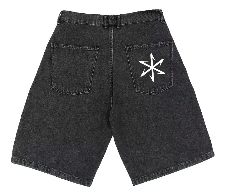 Bermudas de denim negro con estrella bordada en el bolsillo