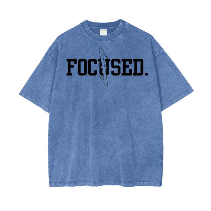 Camiseta azul lavada con logo FOCUSED. negro